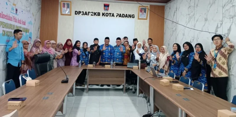 DP3AP2KB Padang menggelar Sosialisasi Psikoedukasi Pola Asuh Anak bagi pengurus panti asuhan, Kamis (17/9/2026). (Foto: Pemko Padang)