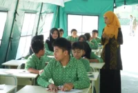 Suasana belajar mengajar di salah satu tenda belajar darurat di MTsN 2 Manggarai Barat, Kamis (3/9/2026). (Foto: Kemenag/Pramudya A)