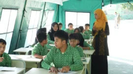 Suasana belajar mengajar di salah satu tenda belajar darurat di MTsN 2 Manggarai Barat, Kamis (3/9/2026). (Foto: Kemenag/Pramudya A)