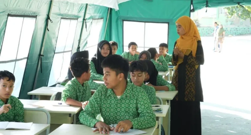 Suasana belajar mengajar di salah satu tenda belajar darurat di MTsN 2 Manggarai Barat, Kamis (3/9/2026). (Foto: Kemenag/Pramudya A)
