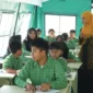 Suasana belajar mengajar di salah satu tenda belajar darurat di MTsN 2 Manggarai Barat, Kamis (3/9/2026). (Foto: Kemenag/Pramudya A)