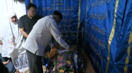 Gubernur Sumbar Mahyeldi Ansharullah langsung melayat ke rumah duka, Sabtu (5/9/2026). (Foto: ADPSB)
