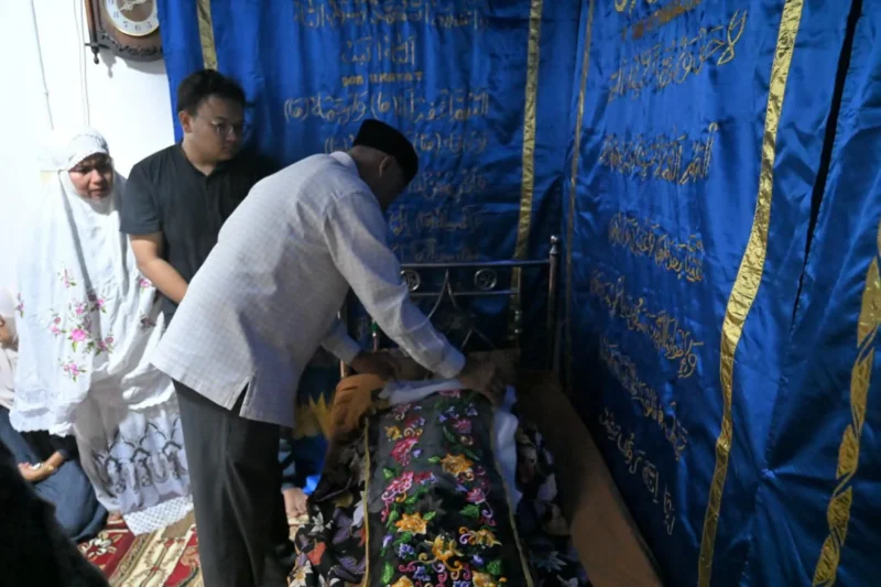 Gubernur Sumbar Mahyeldi Ansharullah langsung melayat ke rumah duka, Sabtu (5/9/2026). (Foto: ADPSB)