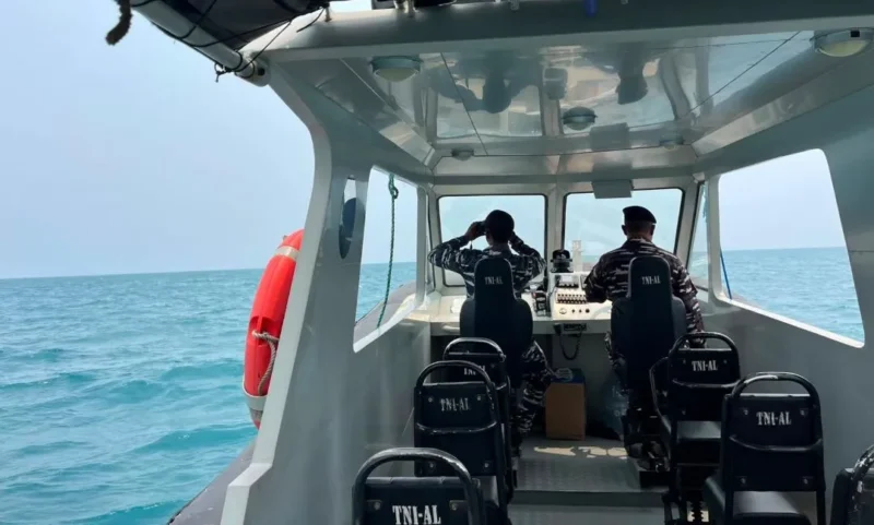 TNI AL mengerahkan 11 kapal gabungan dalam operasi pencarian lima jurnalis dan tiga kru kapal yang hilang kontak saat peliputan Gunung Anak Krakatau. (Foto: BPMI Setpres)
