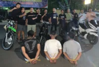 Tim Klewang Satreskrim Polresta Padang mengamankan tiga tersangka curanmor beserta barang bukti di Mapolresta Padang, Senin (14/9/2026). (Foto: Polresta Padang)