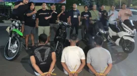 Tim Klewang Satreskrim Polresta Padang mengamankan tiga tersangka curanmor beserta barang bukti di Mapolresta Padang, Senin (14/9/2026). (Foto: Polresta Padang)