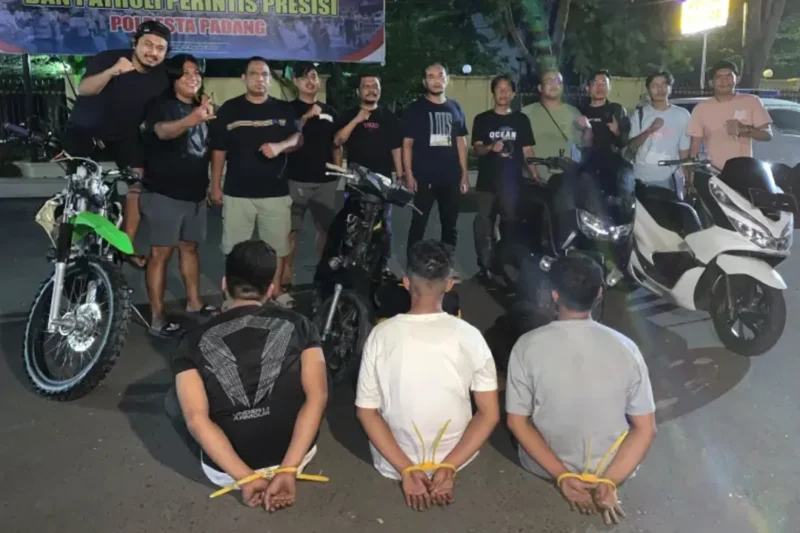 Tim Klewang Satreskrim Polresta Padang mengamankan tiga tersangka curanmor beserta barang bukti di Mapolresta Padang, Senin (14/9/2026). (Foto: Polresta Padang)