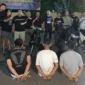 Tim Klewang Satreskrim Polresta Padang mengamankan tiga tersangka curanmor beserta barang bukti di Mapolresta Padang, Senin (14/9/2026). (Foto: Polresta Padang)