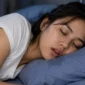 Ilustrasi tidur ngiler. (Foto: AI Generated)
