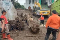 Tim gabungan BPBD Padang membantu membersihkan dampak galodo di Kabupaten Solok. (Foto: Pemko Padang)