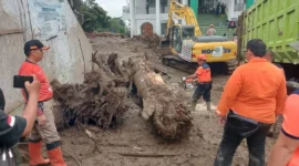 Tim gabungan BPBD Padang membantu membersihkan dampak galodo di Kabupaten Solok. (Foto: Pemko Padang)