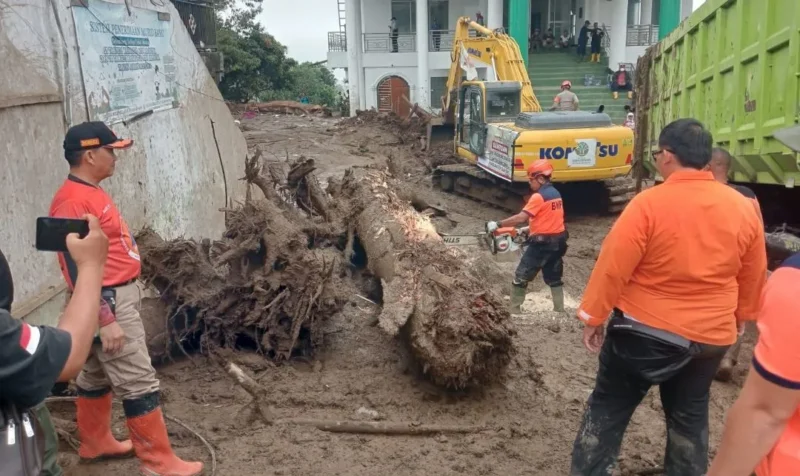 Tim gabungan BPBD Padang membantu membersihkan dampak galodo di Kabupaten Solok. (Foto: Pemko Padang)