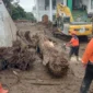 Tim gabungan BPBD Padang membantu membersihkan dampak galodo di Kabupaten Solok. (Foto: Pemko Padang)