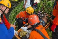 Tim SAR mengevakuasi pemancing yang jatuh ke laut setelah diterjang ombak besar di Bukit Lampu Padang. (Foto: Ist)