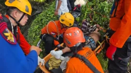 Tim SAR mengevakuasi pemancing yang jatuh ke laut setelah diterjang ombak besar di Bukit Lampu Padang. (Foto: Ist)