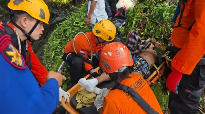 Tim SAR mengevakuasi pemancing yang jatuh ke laut setelah diterjang ombak besar di Bukit Lampu Padang. (Foto: Ist)