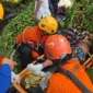Tim SAR mengevakuasi pemancing yang jatuh ke laut setelah diterjang ombak besar di Bukit Lampu Padang. (Foto: Ist)