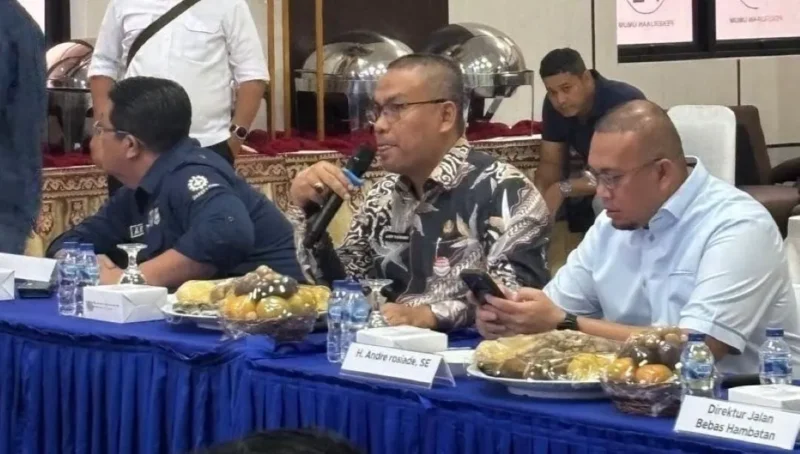 Sekdaprov Sumbar Arry Yuswandi saat Rapat Pembahasan Persiapan dan Percepatan Pembangunan Tol Pekanbaru–Padang ruas Bukittinggi–Sicincin di Kantor BPJN Sumbar, Kamis (10/9/2026). (Foto: Adpsb)