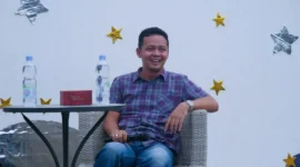 Kepala Diskominfo Padang Tommy TRD saat menjadi pemateri talkshow dalam COMMFEST di Fabriek Padang, Minggu (27/9/2006). (Foto: Pemko Padang)
