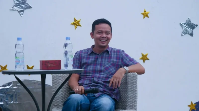 Kepala Diskominfo Padang Tommy TRD saat menjadi pemateri talkshow dalam COMMFEST di Fabriek Padang, Minggu (27/9/2006). (Foto: Pemko Padang)