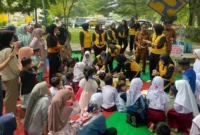 Polwan Polres Padang Pariaman menggelar kegiatan trauma healing bagi anak-anak terdampak bencana hidrometeorologi di Nagari Pasie Laweh, Kecamatan Lubuk Alung, Selasa (1/9). (Foto: Polres Padang Pariaman)
