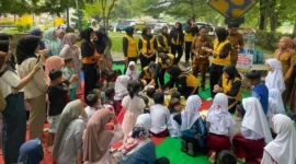 Polwan Polres Padang Pariaman menggelar kegiatan trauma healing bagi anak-anak terdampak bencana hidrometeorologi di Nagari Pasie Laweh, Kecamatan Lubuk Alung, Selasa (1/9). (Foto: Polres Padang Pariaman)