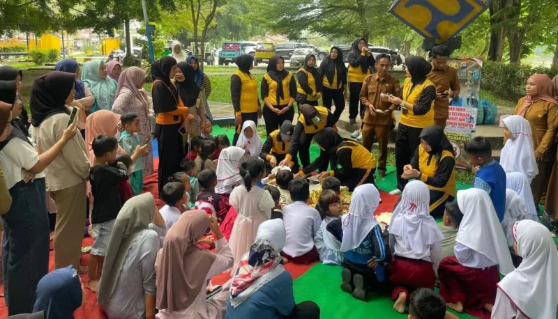 Polwan Polres Padang Pariaman menggelar kegiatan trauma healing bagi anak-anak terdampak bencana hidrometeorologi di Nagari Pasie Laweh, Kecamatan Lubuk Alung, Selasa (1/9). (Foto: Polres Padang Pariaman)