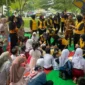 Polwan Polres Padang Pariaman menggelar kegiatan trauma healing bagi anak-anak terdampak bencana hidrometeorologi di Nagari Pasie Laweh, Kecamatan Lubuk Alung, Selasa (1/9). (Foto: Polres Padang Pariaman)
