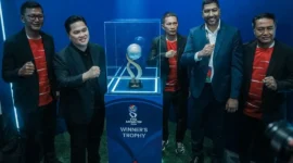 Trofi FIFA ASEAN Cup 2026 dipamerkan di Indonesia Sports Summit 2026, JCC, Jumat (11/9/2026). (Foto: PSSI)