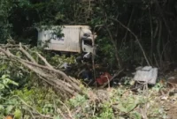 Truk Canter masuk jurang di kawasan Bukit Berbunga Padang Panjang, Minggu (13/9/2026) siang. (Foto: Satlantas Polres Padang Panjang)