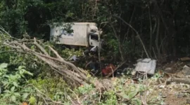 Truk Canter masuk jurang di kawasan Bukit Berbunga Padang Panjang, Minggu (13/9/2026) siang. (Foto: Satlantas Polres Padang Panjang)
