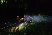 Tim SAR Kelas A Padang melakukan evakuasi korban tronton box di kawasan Sitinjau Lauik, Lubuk Kilangan, Kota Padang, Sabtu (12/9/2026). (Foto: Dok. Kantor SAR Kelas A Padang)