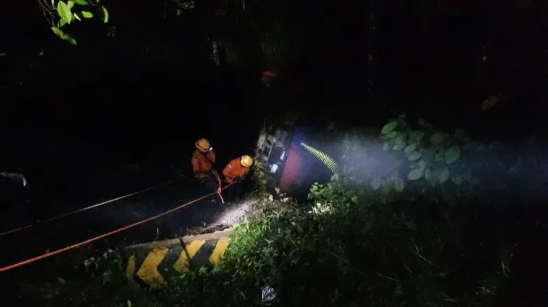 Tim SAR Kelas A Padang melakukan evakuasi korban tronton box di kawasan Sitinjau Lauik, Lubuk Kilangan, Kota Padang, Sabtu (12/9/2026). (Foto: Dok. Kantor SAR Kelas A Padang)