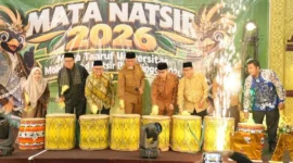 Gubernur Sumbar Mahyeldi membuka kegiatan Mata Natsir 2026 sekaligus Masa Ta’aruf UMN Bukittinggi di Aula Perpustakaan Proklamator Bung Hatta, Senin (28/9/2026). (Foto: Adpsb)