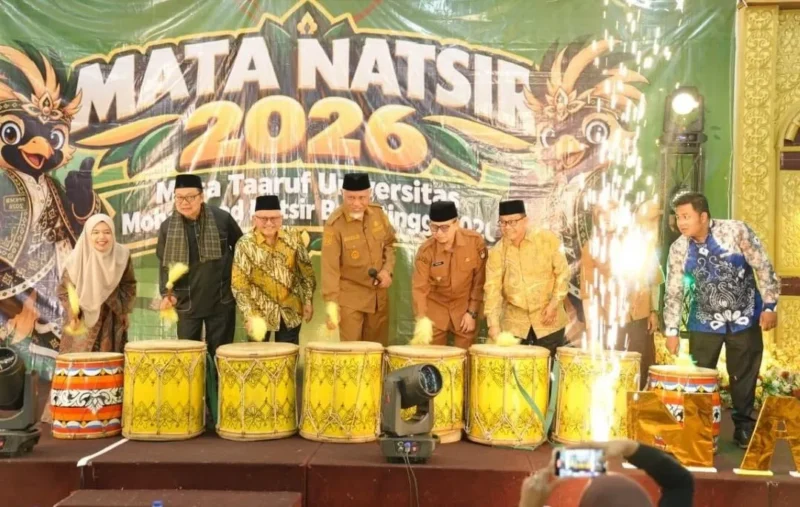 Gubernur Sumbar Mahyeldi membuka kegiatan Mata Natsir 2026 sekaligus Masa Ta’aruf UMN Bukittinggi di Aula Perpustakaan Proklamator Bung Hatta, Senin (28/9/2026). (Foto: Adpsb)