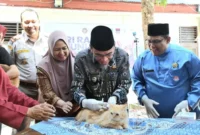 Wakil Wali Kota Padang Maigus Nasir memberikan vaksinasi rabies kepada hewan peliharaan. (Foto: Pemko Padang)