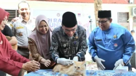 Wakil Wali Kota Padang Maigus Nasir memberikan vaksinasi rabies kepada hewan peliharaan. (Foto: Pemko Padang)