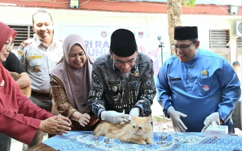 Wakil Wali Kota Padang Maigus Nasir memberikan vaksinasi rabies kepada hewan peliharaan. (Foto: Pemko Padang)