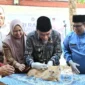 Wakil Wali Kota Padang Maigus Nasir memberikan vaksinasi rabies kepada hewan peliharaan. (Foto: Pemko Padang)
