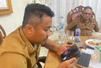 Wagub Sumbar Vasko Ruseimy berkoordinasi dengan Wakil Bupati Solok Chandra untuk memastikan pencarian dan penyelamatan korban longsor Arosuka, Solok. (Foto: Adpsb)