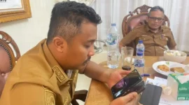 Wagub Sumbar Vasko Ruseimy berkoordinasi dengan Wakil Bupati Solok Chandra untuk memastikan pencarian dan penyelamatan korban longsor Arosuka, Solok. (Foto: Adpsb)