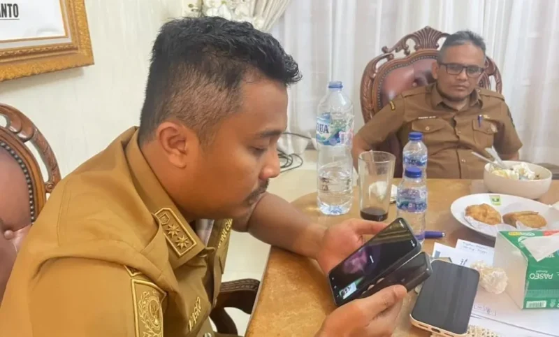 Wagub Sumbar Vasko Ruseimy berkoordinasi dengan Wakil Bupati Solok Chandra untuk memastikan pencarian dan penyelamatan korban longsor Arosuka, Solok. (Foto: Adpsb)
