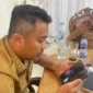 Wagub Sumbar Vasko Ruseimy berkoordinasi dengan Wakil Bupati Solok Chandra untuk memastikan pencarian dan penyelamatan korban longsor Arosuka, Solok. (Foto: Adpsb)