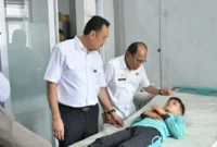 Wakil Bupati Agam Muhammad Iqbal saat meninjau siswa yang mengalami gangguan Kesehatan setelah menyantap MBG di Puskesmas Palupuah, Rabu (2/9). (Foto: AMC)