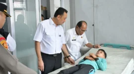 Wakil Bupati Agam Muhammad Iqbal saat meninjau siswa yang mengalami gangguan Kesehatan setelah menyantap MBG di Puskesmas Palupuah, Rabu (2/9). (Foto: AMC)
