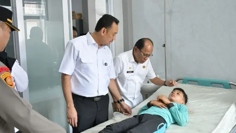 Wakil Bupati Agam Muhammad Iqbal saat meninjau siswa yang mengalami gangguan Kesehatan setelah menyantap MBG di Puskesmas Palupuah, Rabu (2/9). (Foto: AMC)
