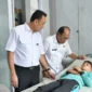 Wakil Bupati Agam Muhammad Iqbal saat meninjau siswa yang mengalami gangguan Kesehatan setelah menyantap MBG di Puskesmas Palupuah, Rabu (2/9). (Foto: AMC)