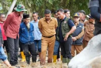 Wakil Gubernur Sumbar Vasko Ruseimy saat meninjau kawasan terdampak galodo di Kabupaten Solok, Selasa (22/9/2026). (Foto: Adpsb)