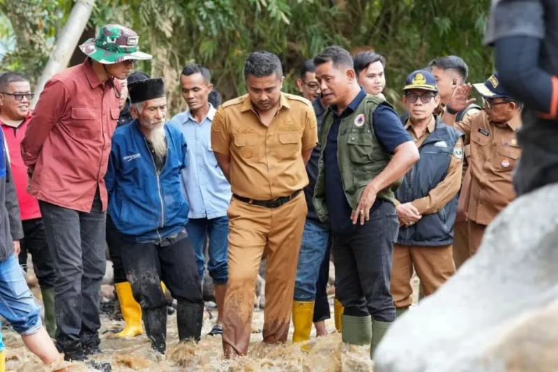 Wakil Gubernur Sumbar Vasko Ruseimy saat meninjau kawasan terdampak galodo di Kabupaten Solok, Selasa (22/9/2026). (Foto: Adpsb)