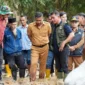 Wakil Gubernur Sumbar Vasko Ruseimy saat meninjau kawasan terdampak galodo di Kabupaten Solok, Selasa (22/9/2026). (Foto: Adpsb)
